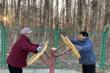 阿合其農(nóng)場(chǎng)健身器材成為打卡“新地標(biāo)”