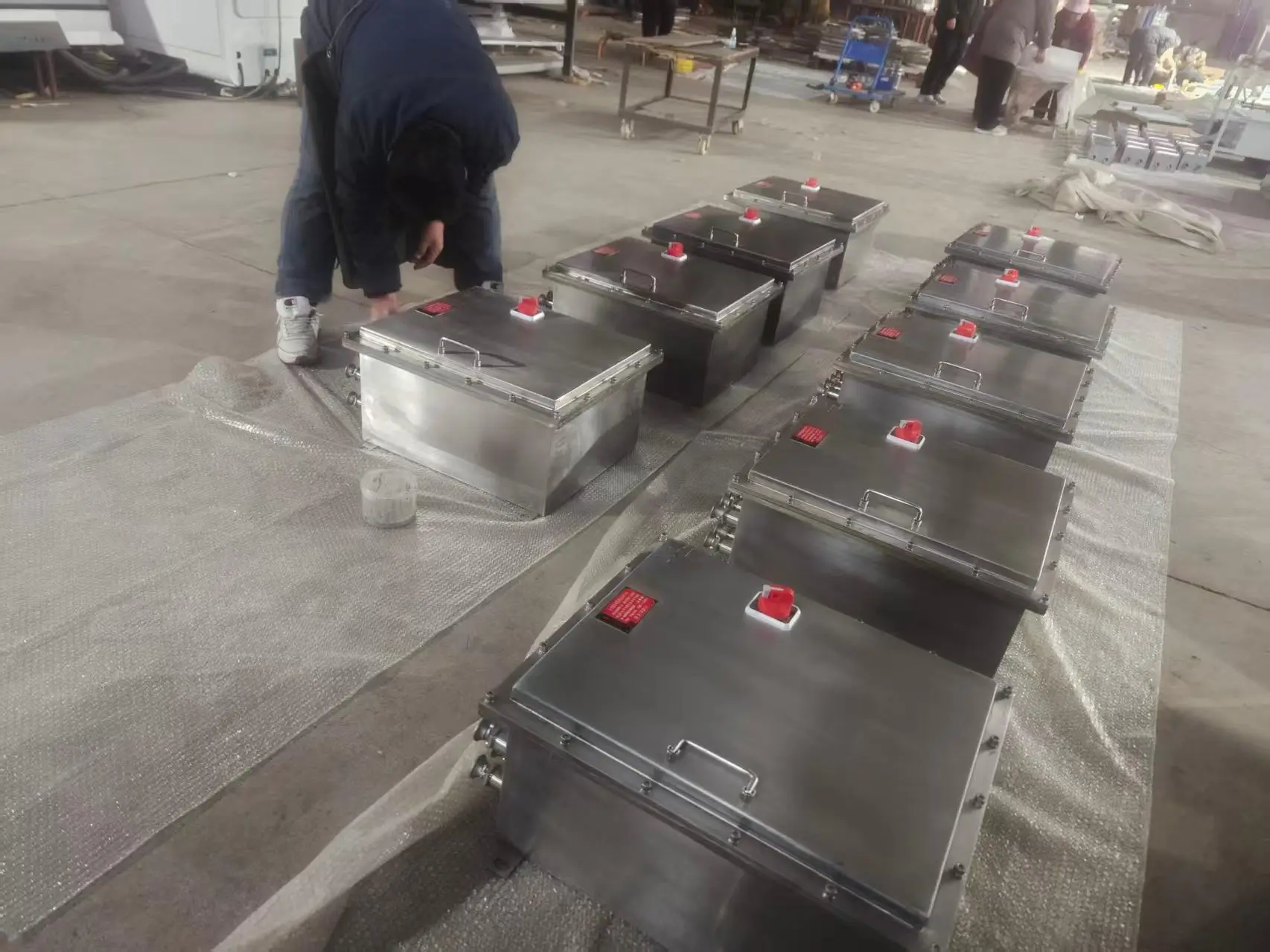 防爆器材選購認(rèn)準(zhǔn)衡水雙日防爆器材有限公司，多款不銹鋼防爆箱體，專業(yè)制造，為工業(yè)安全保駕護(hù)航